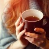 Frau hält Teetasse in Händen als Zeichen für Fasten