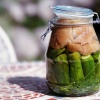 Gurken werden mittels Fermentation in einem Glas haltbar gemacht