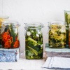 Fermentiertes Gemüse in Gläsern