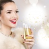 Eine Frau mit festlichem Make-up, roten Lippen und einem Champagnerglas in der Hand