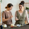 Flüssigseife selber machen - zwei Frauen bei der Herstellung von Flüssigseife in einer Küche.  