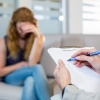 Eine Frau sitzt beim Arzt und macht einen Depression Test
