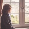 Eine Frau sieht aus dem Fenster