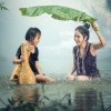 Eine Frau und ein Kind mit gutem Immunsystem sitzen im Wasser