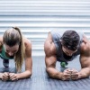 Eine Frau und ein Mann trainieren im Fitness-Studio