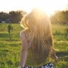 Eine Frau mit langen blonden Haaren befindet sich in der Natur
