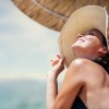 Eine Frau sitzt in der Sonne