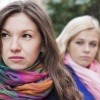 Zwei Frauen schauen unzufrieden in die Leere