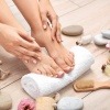 Gepflegte Füße und Utensilien zur Fußpflege