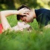 Ein Paar liegt im Gras und kann seine Gefühle annehmen