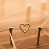 Ein Herz als Zeichen der Liebe verbindet viele Stecken mit eine Seil