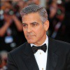 George Clooney hat einen Seitenscheitel und zurückgekämmtes Haar