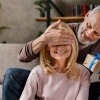 Ein Mann überreicht einer Frau ein Geschenk