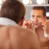 Ein Mann macht Gesichtpflege für Männer