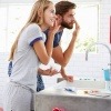 Ein Mann und eine Frau machen Gesichtspflege. Routine ist wichtig