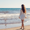 Eine Frau am Strand hat gesunde, kräftige Haare