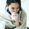 Eine Frau hat Grippe oder Erkältung