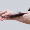 Eine Frau leidet unter Haarausfall bzw. Haarverlust