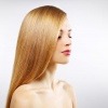 Eine Frau hat glänzende glatte Haare, vielleicht durch Laminieren