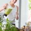 Eine Frau ist beim Heilfasten und ernährt sich flüssig mit Smoothies