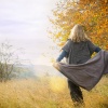 Frau in Herbstlandschaft von hinten