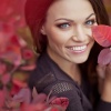 Eine Frau mit Herbst Styling lächelt