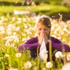 Mädchen mit Heuschnupfen in einem Blumenfeld