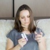 Eine Frau nimmt Tabletten als Hilsmittel gegen Allergien