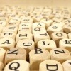 Buchstaben sind auf Würfeln aus Holz geschrieben