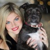 Hund mit Frau im Business-Look