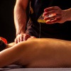 Masseur mit Öl bei Kalari-Massage