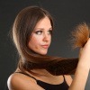 Frau mit langen kaputten Haaren vor dem Reparieren