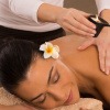 Massagekerzen selber machen - Frau bekommt eine Massage mit dem Öl einer Massagekerze.