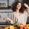 Zwei Frauen kochen Mischkost für ein starkes Immunsystem