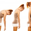 Eine Frau ist dreimal auf dem Bild um ihre Körperhaltung zu verbessern