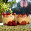 Kokos-Trifle mit Limettenstreusel und Erdbeeren von Michaela Russmann