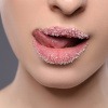 Lippen einer Frau mit Zucker.