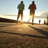 Zwei Läufer joggen im Sonnenuntergang