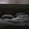 Ein leeres Bett in der Nacht