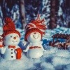 Liebende Schneemännchen stehen im Schnee