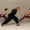 Ein Mann und zwei Frauen machen Lu Jong Yoga-Übungen