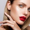 Eine Frau trägt die Make up Trends des Sommers 2021 im Gesicht