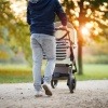 Mann mit Kinderwagen