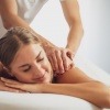 Frau bekommt Massage.