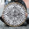 Auf der Straße sitzender Mann hält Maya-Kalender aus Stein