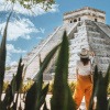 Frau vor einem Maya-Tempel