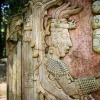 Ein Relief der Mayas auf einer Wand