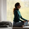 Eine Frau macht Meditation gegen Kopfschmerzen