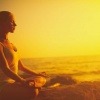 Frau kann durch ihre Meditation Organe entspannen