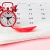 Ein Kalender mit Slipeinlage und roter Feder